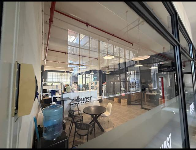 123M² BUILDING TO LET IN WOODSTOCK